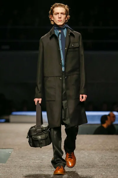 Look 16